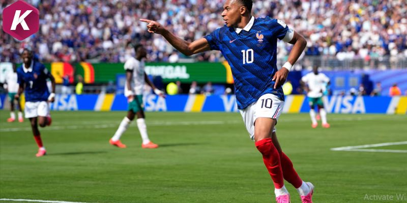 Khoảnh khắc phá kỷ lục đàn anh của Mbappe