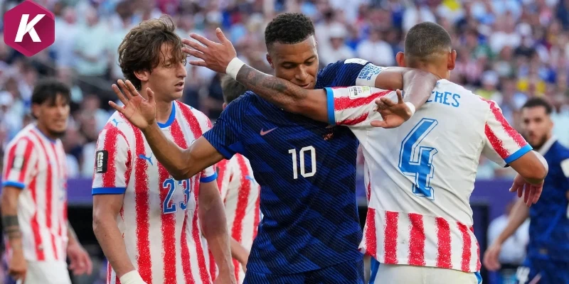 Chi tiết pha lập công trên chấm phạt đền của Mbappe